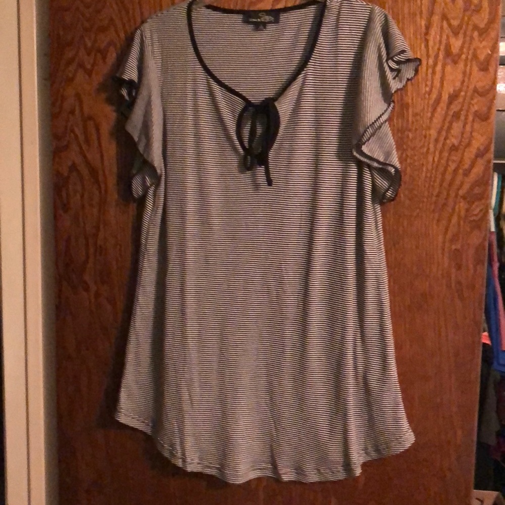 Cute black and white top